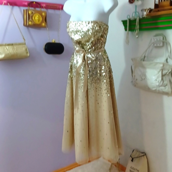BCBGMaxAzria Dresses & Skirts - 🌹MAXAZRIA SEQUIN STRAPLESS MIDI DRESS.  SZ 6